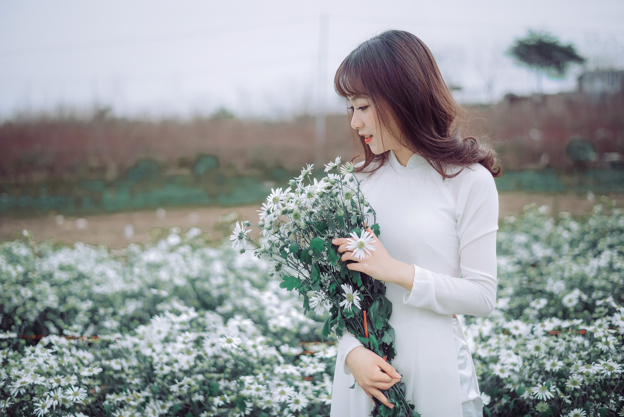 Cô bạn chứng minh con gái Việt chẳng cần ăn mặc cầu kì, cứ diện áo dài trắng là auto xinh